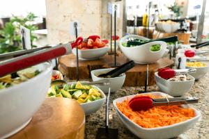 马尼萨莱斯卡雷特罗酒店的自助餐,包括各种食物