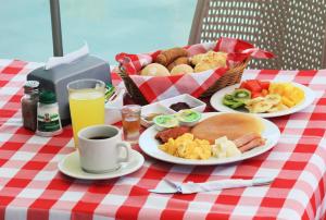 卡塔赫纳大西洋勒克斯酒店的餐桌,盘子,食物篮子