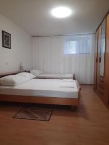 洛帕Apartmani Ana-Lora的一间卧室设有一张大床和一个窗户。