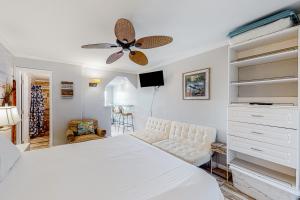 格尔夫海岸Beachview 208的卧室配有白色的床和吊扇