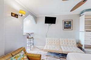 格尔夫海岸Beachview 208的客厅配有沙发和墙上的电视