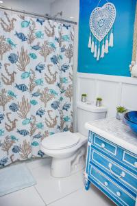 海里亚市Miami Boho Beach Place的浴室设有卫生间和蓝色的浴帘。