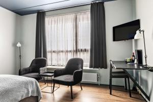 霍尔斯特布罗霍尔斯特布罗贝斯特韦斯特酒店的一间卧室配有桌子、椅子和一张床