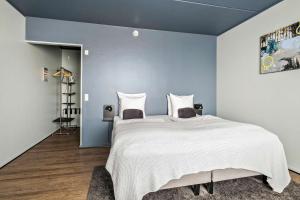 霍尔斯特布罗霍尔斯特布罗贝斯特韦斯特酒店的一间卧室配有一张带蓝色墙壁的大床
