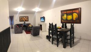 波帕扬Home Travel Popayan的客厅配有桌子和水果画
