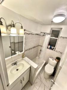 皇后区Big Bedroom Best Location ! - Free Parking and first floor的白色的浴室设有水槽和卫生间。