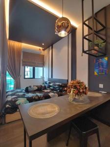 班吉LA VISTA BANGI Homestay的客厅配有桌子和床。
