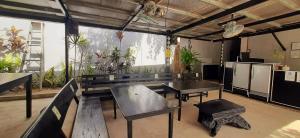 科隆Ezekiel Transient House的配有长凳、桌子和植物的房间