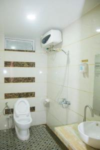老街市Khách Sạn Hoàng Gia Lào Cai - Hoang Gia Hotel的一间带卫生间和水槽的浴室