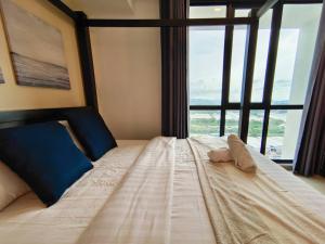 大山脚【NEW】Cozy&Warm Studio@Juru Sentral Icon City的一张大床,位于带大窗户的房间里