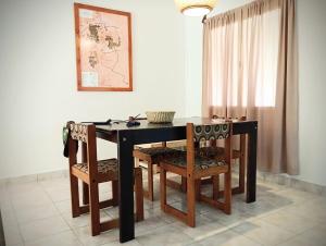 佩里托莫雷诺Kau hostel & experiencias的用餐室的桌椅
