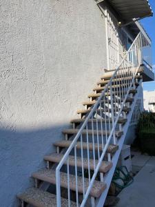 加迪纳市SouthBAY Beaches Beauty&Cozy Apt的通往大楼的楼梯
