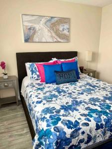 加迪纳市SouthBAY Beaches Beauty&Cozy Apt的一间卧室配有一张带蓝色和白色棉被的床