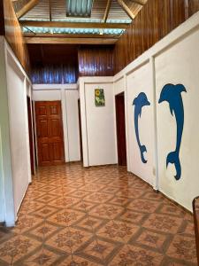 德雷克Betania House的走廊上,墙上有海豚画