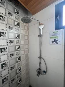 花莲市今古安民宿 - 步行東大門夜市3分鐘的浴室设有淋浴,墙壁上贴有标签