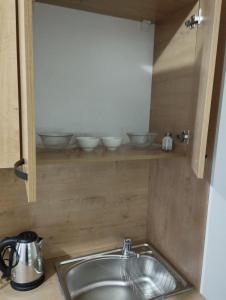 比什凯克Pravda的架子上的厨房,配有水槽和碗
