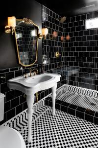 大熊湖NP Boutique Lodge的黑白浴室设有水槽和镜子