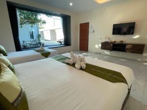 Ban Bo ThongDark Sugar Resort的一间卧室,配有一张大床,上面有一只动物填充物
