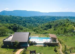 Ban Gnik萨拜迪谷度假屋的享有带游泳池的房屋的空中景致
