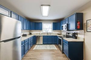 里士满The Neighborhood House in Richmond的蓝色的厨房配有蓝色橱柜和冰箱