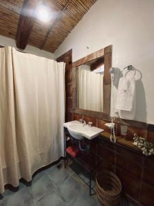 蒂尔卡拉CasaCalma Hotel Boutique的一间带水槽和镜子的浴室