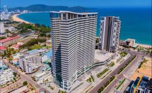 归仁Quy Nhon Pearl - FLC Sea Tower的海滩旁一座高楼