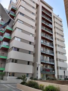 科尔多瓦Departamento Alta Cordoba "Lautaro", con Pileta的街道前方的大型公寓楼