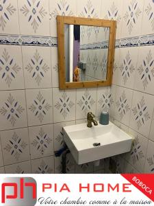 MamoudzouPIA HOME La Pompe的一间带水槽和镜子的浴室