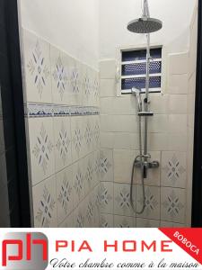 MamoudzouPIA HOME La Pompe的浴室设有蓝色和白色瓷砖淋浴。