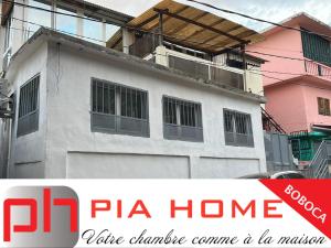MamoudzouPIA HOME La Pompe的白色的建筑,上面标有比萨饼店的标志