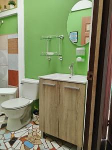 利比里亚Villa Gabriela, Casa Tucan的一间带卫生间、水槽和镜子的浴室
