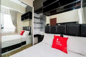 万隆RedLiving Apartemen Tamansari Panoramic - Santuy Agency Lobby P1 9的一间卧室配有两张床和镜子