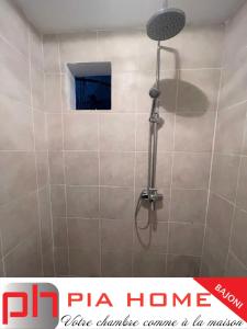 TsingoniPIA HOME Le Bajoni的浴室内配有淋浴和头顶淋浴