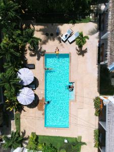 锡基霍尔Dolce Amore Resort的享有带2人泳池和遮阳伞的顶部景致