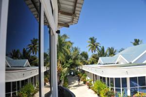 MaradhoofeydhooAsseyri Guest House的享有棕榈树度假村庭院的景色