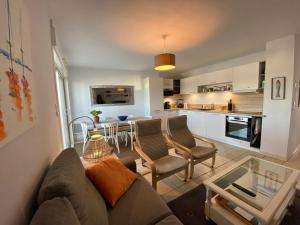 卡布勒通Appartement Capbreton, 4 pièces, 6 personnes - FR-1-413-113的带沙发的客厅和厨房