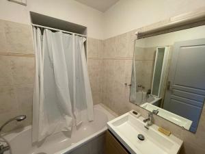 卡布勒通Appartement Capbreton, 4 pièces, 6 personnes - FR-1-413-113的浴室设有白色的淋浴帘和水槽