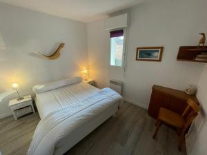 卡布勒通Appartement Capbreton, 4 pièces, 6 personnes - FR-1-413-113的卧室配有床、椅子和窗户。