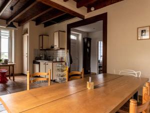 佩罗斯-吉雷克Maison Perros-Guirec, 4 pièces, 5 personnes - FR-1-368-234的带厨房的客房内一张大木桌