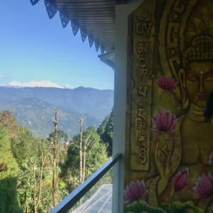 MirikAmaira Resort & Farms - Mirik, West Bengal的山景窗户。