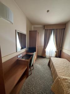 科尔西科可丽丝塔尔酒店的酒店客房,设有两张床和镜子