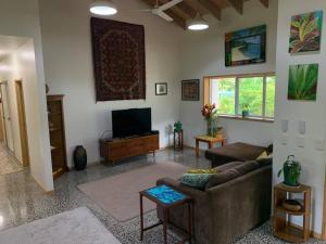 拉罗汤加Rutaki Retreat的带沙发和电视的客厅