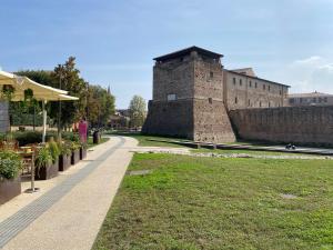 里米尼Rimini Centro Storico的大型城堡前的走道