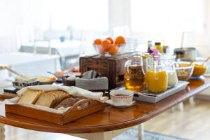 图尔库Bed&Breakfast Tuure的一张桌子,上面放着面包和饮料
