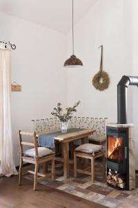 上陶恩Sloho Bergurlaub的客厅配有木桌和壁炉