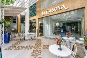 胡志明市La Casona Hotel的商店前的商店,有桌椅