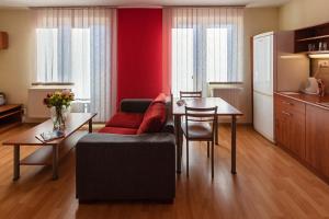 班斯卡-比斯特里察尔彬城市公寓式酒店的客厅配有沙发和桌子