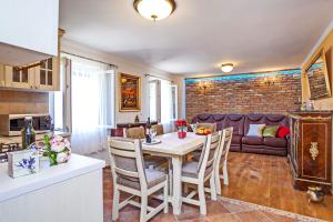 尼亚卢卡Stone House San Pelegrin的厨房以及带桌椅的起居室。