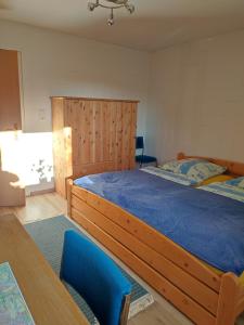索尔陶Surek的一间卧室配有一张大床和木制床头板