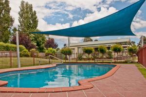沃勒格尔沃勒格尔花园假日公园酒店的游泳池上方设有蓝色遮阳伞
